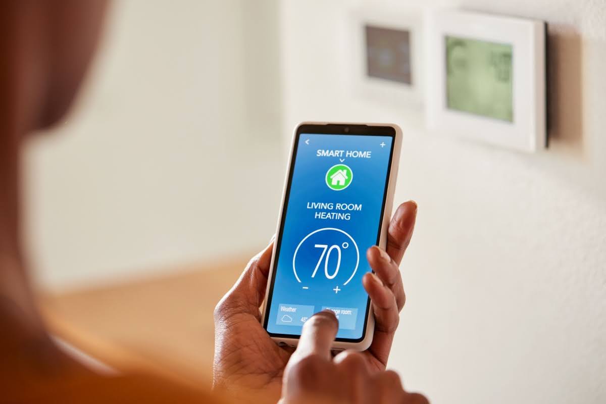 Person adjusting the living room's heating using their smartphone